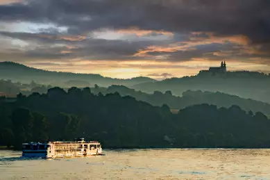 Ein Flusskreuzfahrtschiff fährt über die Donau.