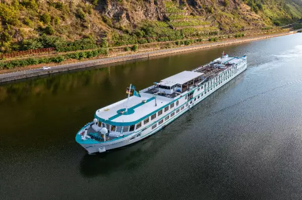 Flusskreuzfahrt mit der MS Swiss Crystal Die MS Swiss Crystal fährt durch idyllische Natur.