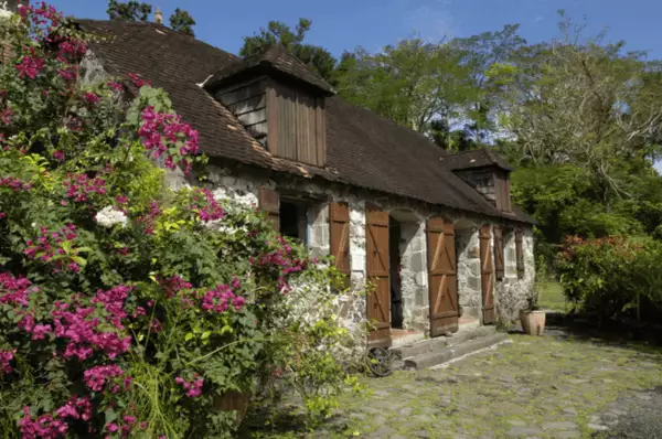 Entdecken Sie bei Landausflügen auf Martinique das zauberhafte Landgut Domaine de La Pagerie. Das Landgut Domaine de La Pagerie liegt verträumt zwischen blühenden Sträuchern auf Martinique.
