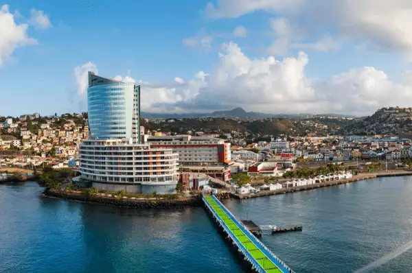 Am Hafen von Fort-de-France auf Martinique Panorama des Hafens von Fort-de-France auf Martinique mit Hochhaus und Steg.