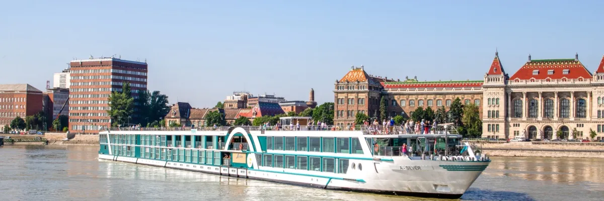 Seitenansicht von MS A-Silver auf der Donau vor den Häusern von Budapest