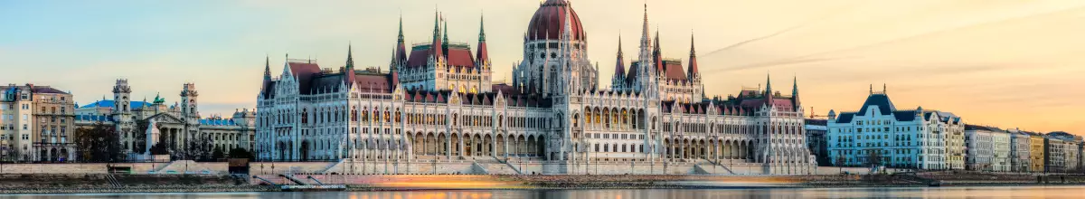 Budapester Parlament bei Sonnenuntergang.
