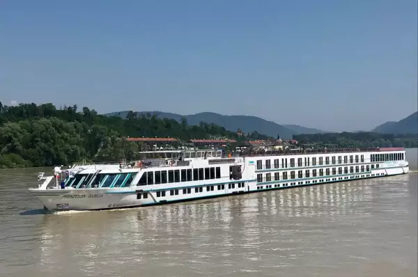 Die MS Prinzessin Isabella fährt über die Donau.