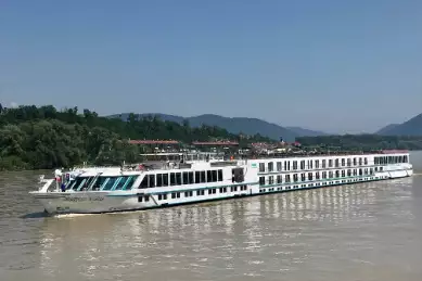 Die MS Prinzessin Isabella fährt über die Donau.