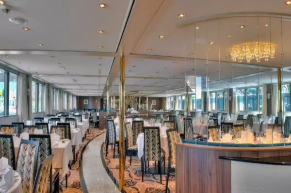 Einblick in das edel gedeckte Restaurant an Bord der MS Anesha.