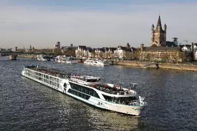 Die MS Anesha fährt über den Fluss.