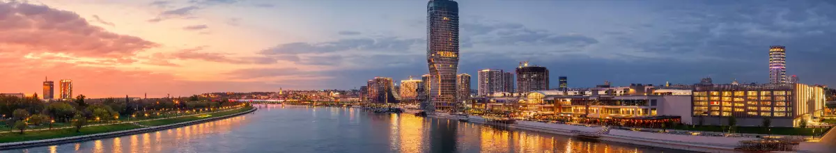 Flusskreuzfahrtsziel Belgrad. Zu sehen ist die Skyline bei Sonnenuntergang.