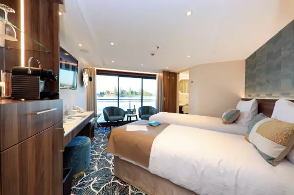 Stilvoll eingerichtete Kabine mit französischem Balkon.