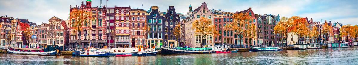 Die bunte Häuserreihe entlang eines Kanals in Amsterdam.