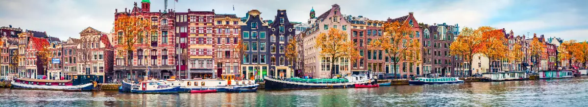 Die bunte Häuserreihe entlang eines Kanals in Amsterdam.