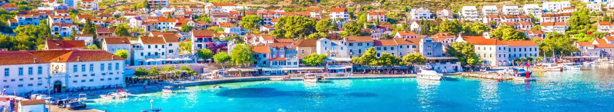 Zu sehen ist das Ufer der Insel Brac in kroatien. Dies ist ein Stopp auf Ihrer Fahrt mit der MY Aurora.