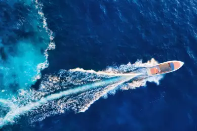 Motoryacht fährt in Kroatien durch das Mittelmeer.