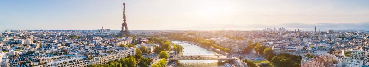 Flusskreuzfahrt durch Paris. Zu sehen ist die Skyline der Stadt mit dem Eiffelturm im Hintergrund.