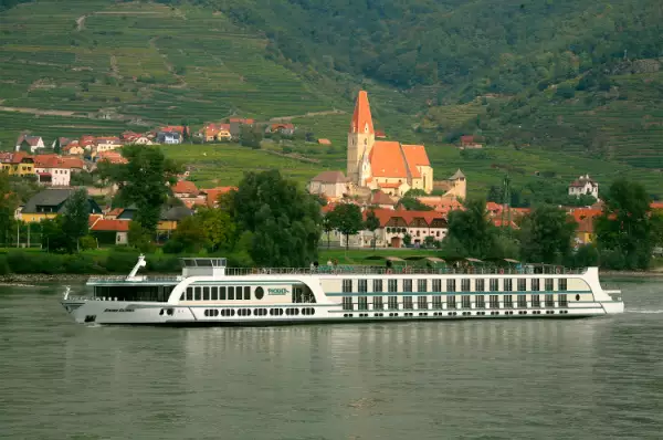 Kreuzfahrt auf der MS Gloria. Die MS Gloria fährt über den Fluss Seine durch Frankreich.