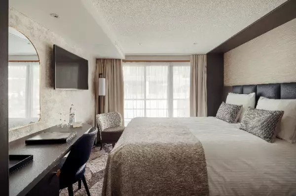 Außenkabine mit französischem Balkon Außenkabine an Bord der MS Gloria. Die Kabine ist mit einem Doppelbett und einem französischen Balkon ausgestattet.