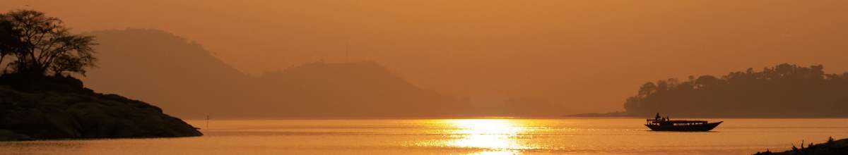 Die Sonne geht über dem Fluss Brahmaputra unter.