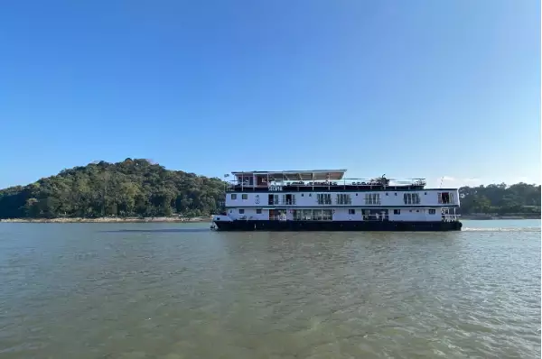 Die MS Sukapha fährt über den Brahmaputra in Indien.