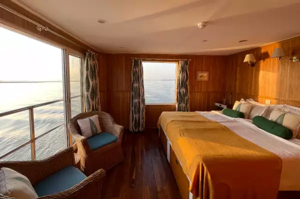 Kabine an Bord der MS Sukapha. Rustikales Design mit französischem Balkon.