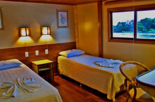 Kabine mit Fenster und zwei Einzelbetten.