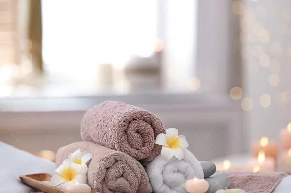 Drei Gesichtshandtücher liegen in einer Schmuckschale.