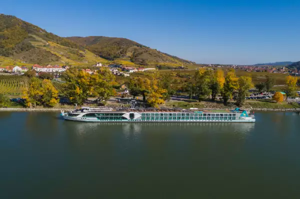 Die MS Amelia fährt über einen Fluss.