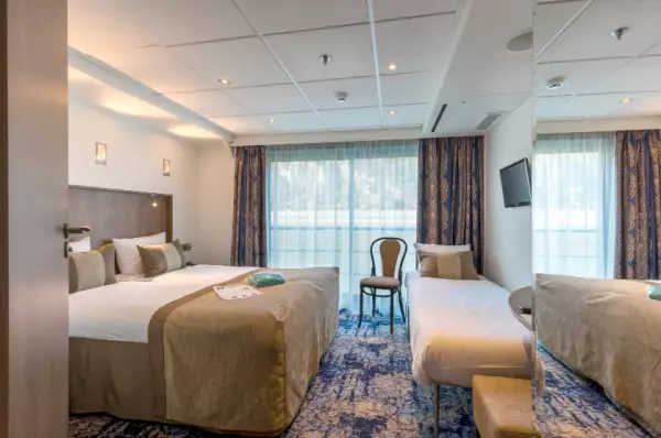 Kabine mit Doppelbett und Balkon auf der MS Amelia.