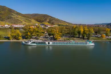 Flusskreuzfahrtschiff auf dem Fluss.