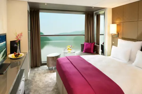 Kabine mit Doppelbett und großer Fensterfront