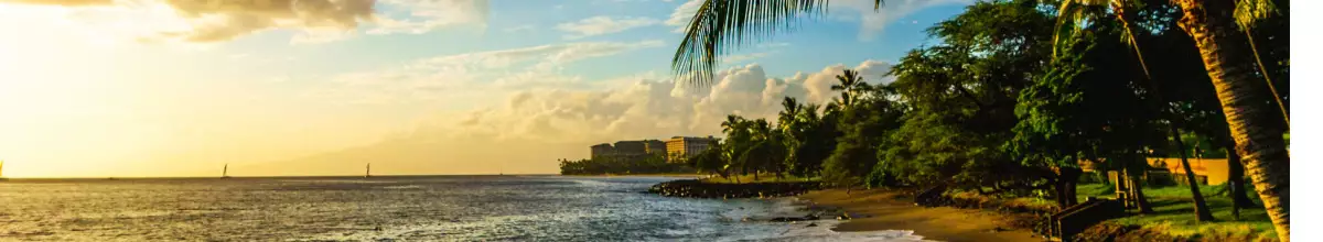 Strand auf Maui bei Sonnenuntergang.