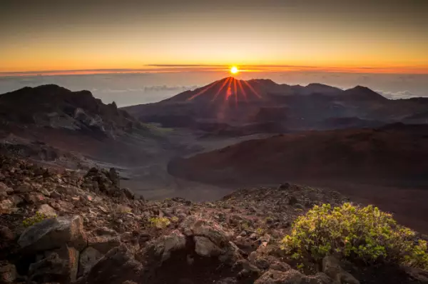 Sonnenuntergang über dem Vulkan Haleakala auf Maui.
