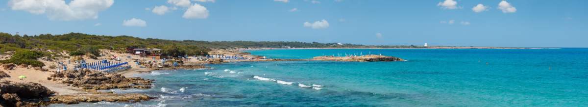 Küstenabschnitt mit türkis-blauem Meer nahe Gallipoli.