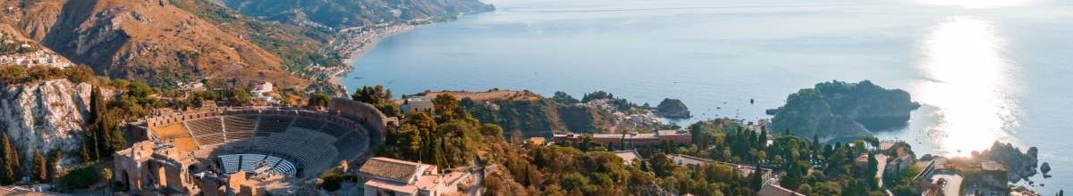 Panorama der Küste in Taormina, nahe Giardini Naxos.