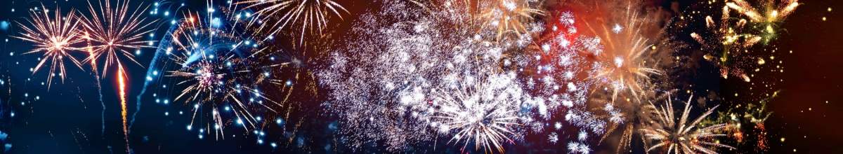 Buntes Feuerwerk am Nachthimmel.