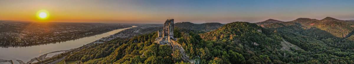 Ruine auf Berg bei Sonnenuntergang.