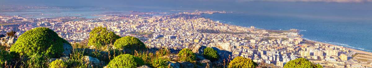 Panoramablick auf die Stadt Trapani von einem Berg aus.