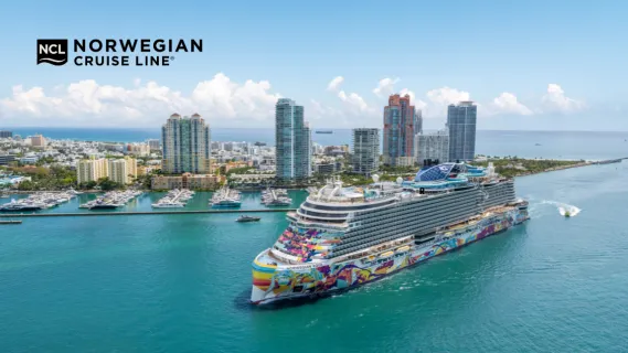 Kreuzfahrt mit Norwegian Aqua Norwegian Aqua mit bunter Bug-Bemalung vor dem Hafen von Miami in Florida.