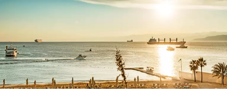 Sonnenuntergang am Roten Meer mit Schiffen