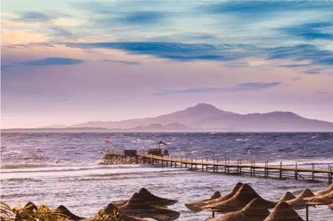 Strand am Roten Meer mit Sonnenschirmen