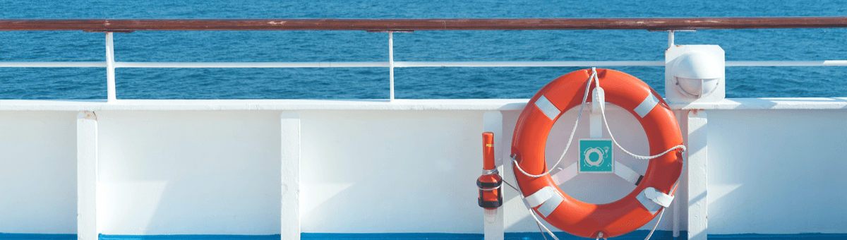 Deck eines Kreuzfahrtschiffes.