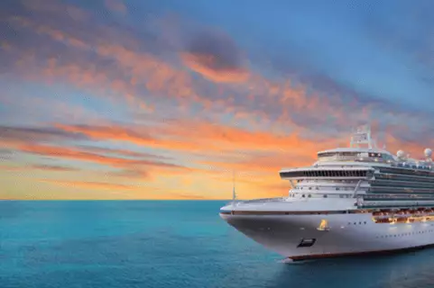 Kreuzfahrtschiff bei Sonnenuntergang