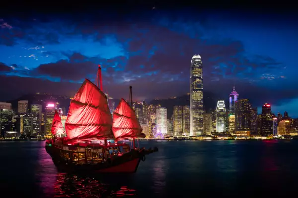 Victoria Harbour bei Nacht Der Victoria Harbour bei Nacht in Hongkong. Die Skyline ist beleuchtet und ein Schiff fährt im Vordergrund.