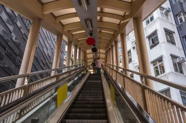 Central-Mid-Levels-Escalator Die längste Rolltreppe der Welt steht in Hongkong.