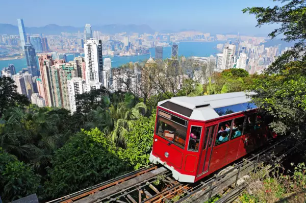 Bahn am Victoria Peak Rote Bahn fährt über Schienen. Die Aussicht auf die Skyline der Stadt ist phänomenal.