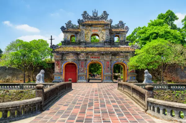 Blick auf das bunte Osttor in Hue.