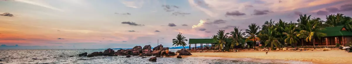 Sandstrand mit Palmen bei Sonnenuntergang.