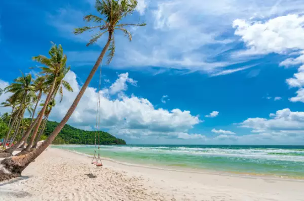 Der Sao Beach auf Phu Quoc, mit weißem Sandstrand und türkis-blauem Meer.