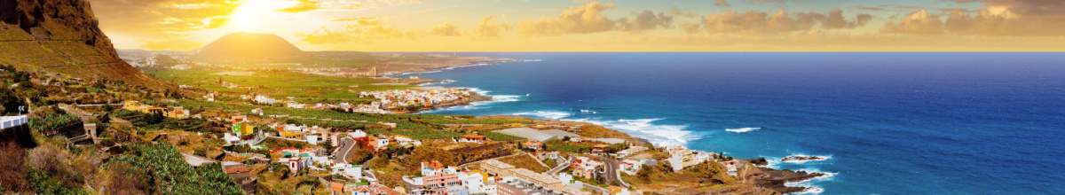 Über der Küste von Teneriffa geht die Sonne unter.