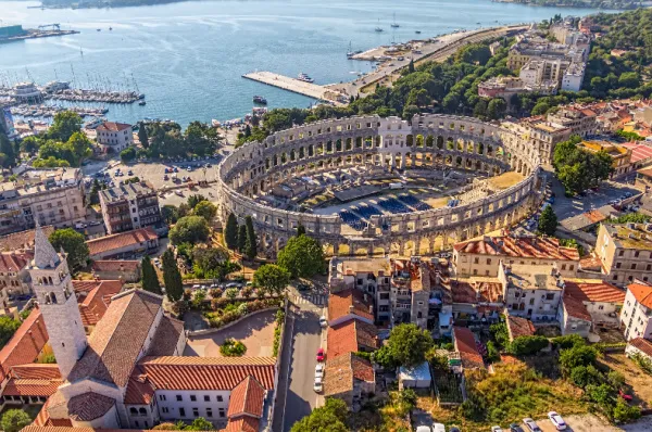 Das beeindruckende römische Amphitheater von Pula in Kroatien, Symbol für die vielfältigen Erlebnisse und abenteuerlichen Entdeckungen auf einer Mittelmeerkreuzfahrt.