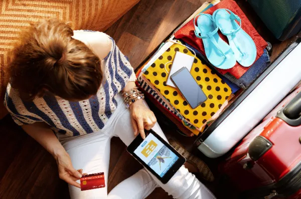 Flachgelegte Reiseutensilien und Souvenirs – Pass, Kamera, Notizbuch, Seestern – als Symbole für gesammelte, unvergessliche Erinnerungen einer Mittelmeerkreuzfahrt.