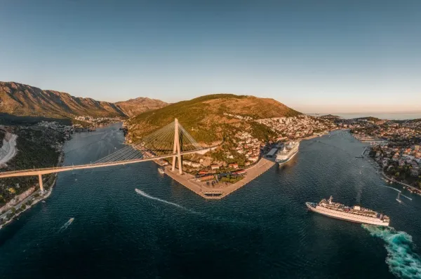 Zwei Kreuzfahrtschiffe legen im Hafen von Dubrovnik an.